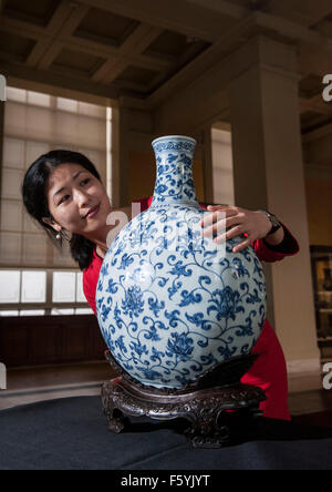 Yu-Ping Luk Project Curator and Ming porcelain flask painted with underglaze blue decoration Stock Photo