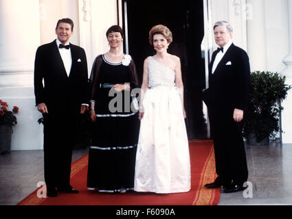 German Chancellor Helmut Schmidt (r) and his wife Hannelore 'Loki' Schmidt with US president Ronald Reagan and his wife Nancy wearing evening dresses in the year 1980. Stock Photo