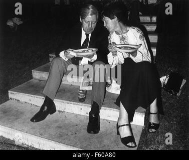 Chancellor Helmut Schmidt and his wife Loki are eating Labskaus (a culinary speciality from Germany). Hamburg senator Hans Apel has invited to the 'Hummelfest' in Bonn under the motto (translated:) 'Hamburg says thank you in Bonn', on 31 May 1979. Stock Photo