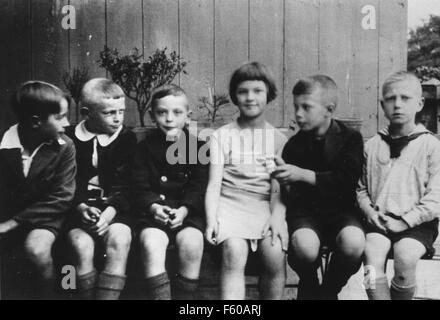 Helmut Schmidt (2nd from right), later German Chancellor, is sitting next to Hannelore Glaser, who will later become his wife. Picture from 1929. Stock Photo