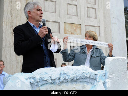 Emma Thompson joins Greenpeace celebration as Shell announce end of Arctic oil drilling, outside Shell’s South Bank offices,     Greenpeace UK Executive Director John Sauven, deliver a celebration speech to crowds outside Shell’s offices. Yesterday, the A Stock Photo