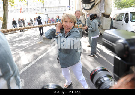 Emma Thompson joins Greenpeace celebration as Shell announce end of Arctic oil drilling, outside Shell’s South Bank offices,     Greenpeace UK Executive Director John Sauven, deliver a celebration speech to crowds outside Shell’s offices. Yesterday, the A Stock Photo