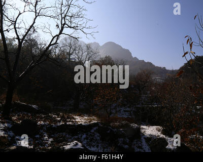 Beijing, Beijing, CHN, China. 10th Nov, 2015. Beijing, CHINA - November 6 2015: (EDITORIAL USE ONLY. CHINA OUT) First snow covered Yan Mountain. © SIPA Asia/ZUMA Wire/Alamy Live News Stock Photo