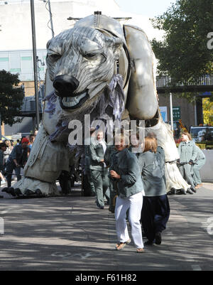 Emma Thompson joins Greenpeace celebration as Shell announce end of Arctic oil drilling, outside Shell’s South Bank offices,     Greenpeace UK Executive Director John Sauven, deliver a celebration speech to crowds outside Shell’s offices. Yesterday, the A Stock Photo