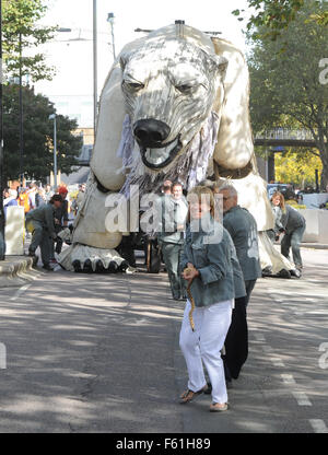 Emma Thompson joins Greenpeace celebration as Shell announce end of Arctic oil drilling, outside Shell’s South Bank offices,     Greenpeace UK Executive Director John Sauven, deliver a celebration speech to crowds outside Shell’s offices. Yesterday, the A Stock Photo