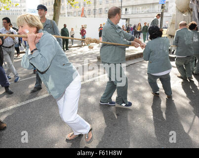 Emma Thompson joins Greenpeace celebration as Shell announce end of Arctic oil drilling, outside Shell’s South Bank offices,     Greenpeace UK Executive Director John Sauven, deliver a celebration speech to crowds outside Shell’s offices. Yesterday, the A Stock Photo