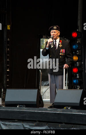 Trafalgar Square, London, UK. 11th November 2015. 96 year old vetran sings for Armistice Day. Credit:  Oliver Lynton/Alamy Live News Stock Photo