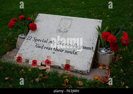 Hereford, UK. 11th November, 2015. Armistice Day - Poppies and fresh cut flowers adorn the 22 Special Air Service Regiment ( 22 SAS ) memorial at St Martin's Church in Hereford at 11am on 11th of the 11th. Stock Photo