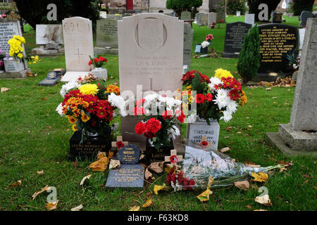 Hereford, UK. 11th November, 2015. Armistice Day - Poppies and fresh cut flowers adorn graves of the 22 Special Air Service Regiment ( 22 SAS ) memorial at St Martin's Church in Hereford at 11am on 11th of the 11th. Trooper Tobin was killed in action at Mirbat in Oman in 1972. Stock Photo