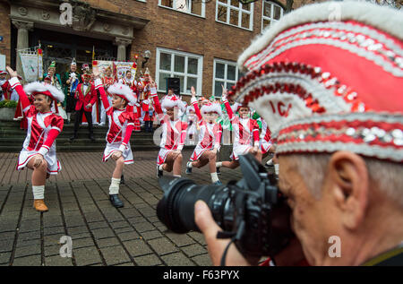 Cottbus, Germany. 11th Nov, 2015. Costumed dancing girls belonging to a ...