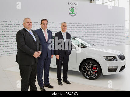Mlada Boleslav, Czech Republic. 11th Nov, 2015. From left: Governor of the Central Bohemia Region Milos Petera, Minister for Trade and Industry Jan Mladek and Skoda Auto Board Member for Production and Logistics Michael Oeljeklaus pose during their visit of car maker company Skoda Auto in Mlada Boleslav, Czech Republic, November 11, 2015. © Rene Fluger/CTK Photo/Alamy Live News Stock Photo