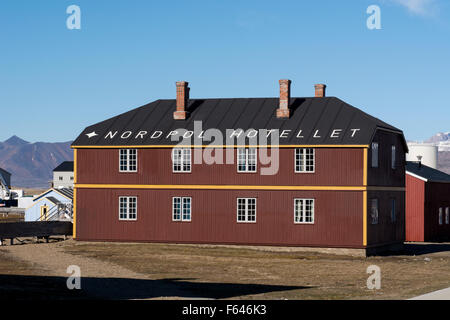 Norway, Barents Sea, Svalbard, Spitsbergen. Ny Alesund, home to an International research village since 1964. North Pole Hotel. Stock Photo