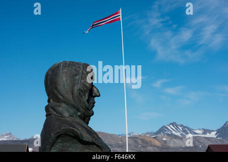 Norway, Barents Sea, Svalbard, Spitsbergen. Ny Alesund (aprox 79° N - 12° E) Bust of polar explorer, Roald Amundsen. Stock Photo