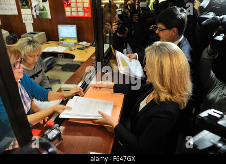 Madrid, Spain. 11th Nov, 2015. Marta Silva (Front), lawyer from the Spanish Prosecutor Office, hands out government's appeal with the Constitutional Court in a bid to block an independence drive by Catalonia region's local assembly, in Madrid, Spain, Nov. 11, 2015. Spanish Prime Minister Mariano Rajoy on Monday said he would use 'all of the available machinery' in order to thwart the motion passed in the Catalan regional assembly on Monday to 'begin the process of disconnecting' from Spain. © Xie Haining/Xinhua/Alamy Live News Stock Photo