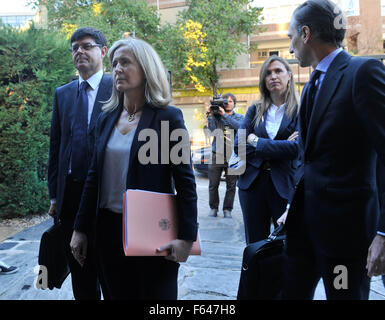 Madrid, Spain. 11th Nov, 2015. Marta Silva (2nd L), lawyer from the Spanish Prosecutor Office, arrives at the Spanish Constitutional Court to hand out government's appeal in a bid to block an independence drive by Catalonia region's local assembly, in Madrid, Spain, Nov. 11, 2015. Spanish Prime Minister Mariano Rajoy on Monday said he would use 'all of the available machinery' in order to thwart the motion passed in the Catalan regional assembly on Monday to 'begin the process of disconnecting' from Spain. © Xie Haining/Xinhua/Alamy Live News Stock Photo