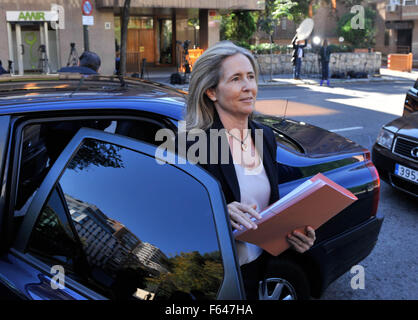 Madrid, Spain. 11th Nov, 2015. Marta Silva, lawyer from Spanish Prosecutor Office, arrives at the Spanish Constitutional Court to hand out government's appeal in a bid to block an independence drive by Catalonia region's local assembly, in Madrid, Spain, Nov. 11, 2015. Spanish Prime Minister Mariano Rajoy on Monday said he would use 'all of the available machinery' in order to thwart the motion passed in the Catalan regional assembly on Monday to 'begin the process of disconnecting' from Spain. © Xie Haining/Xinhua/Alamy Live News Stock Photo