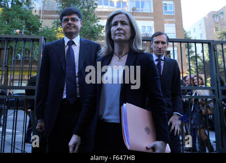 Madrid, Spain. 11th Nov, 2015. Marta Silva (Front), lawyer from the Spanish Prosecutor Office, arrives at the Spanish Constitutional Court to hand out government's appeal in a bid to block an independence drive by Catalonia region's local assembly, in Madrid, Spain, Nov. 11, 2015. Spanish Prime Minister Mariano Rajoy on Monday said he would use 'all of the available machinery' in order to thwart the motion passed in the Catalan regional assembly on Monday to 'begin the process of disconnecting' from Spain. © Xie Haining/Xinhua/Alamy Live News Stock Photo