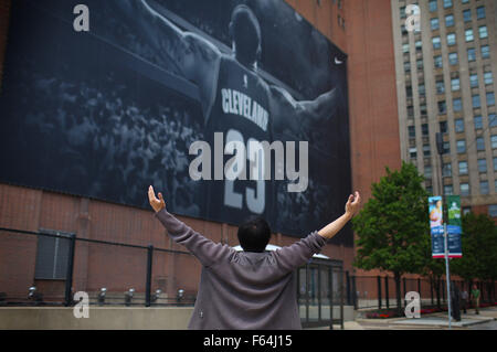 Cleveland, Ohio, USA. 8th June, 2015. Cleveland, Ohio June 9, 2015: Allen Xie who lives in Boston mimicks the Lebron JAmes banner outside the Q in Downtown Cleveland, Ohio. Xie a big Lebron fan flew to Cleveland for game 3 with relatives from China. (Michael F. McElroy © Michael F. Mcelroy/ZUMA Wire/Alamy Live News Stock Photo