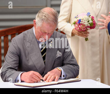 Sydney, Australia. November 12, 2015. Prince Charles, Prince of Wales signs the visitors book following a visit to the NSW Police Mounted Unit in Redfern, Sydney. Credit:  MediaServicesAP/Alamy Live News Stock Photo
