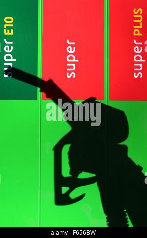 The shadow of a gas nozzle can be seen next to a gas pump at a gas station in Kaufbeuren, Germany, 11 November 2015. Photo: Karl-Josef Hildenbrand /dpa Stock Photo