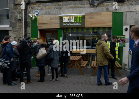 Edinburgh, UK. 12th November, 2015. Hollywood star George Clooney has visited a sandwich shop which helps homeless people during a visit to Edinburgh. The actor visited the Social Bite cafe, which donates all its profits to homeless people, leaving $1000 (about £650) at the cafe for the cause. He stayed at the cafe for around 15 minutes, and greeted the 200-strong crowd who were waiting outside.  Gowan at Tigerlily. Credit:  Andrew O'Brien/Alamy Live News Stock Photo