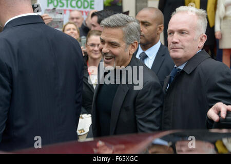 Edinburgh, UK. 12th November, 2015. Hollywood star George Clooney has visited a sandwich shop which helps homeless people during a visit to Edinburgh. The actor visited the Social Bite cafe, which donates all its profits to homeless people, leaving $1000 (about £650) at the cafe for the cause. He stayed at the cafe for around 15 minutes, and greeted the 200-strong crowd who were waiting outside.  Gowan at Tigerlily. Credit:  Andrew O'Brien/Alamy Live News Stock Photo