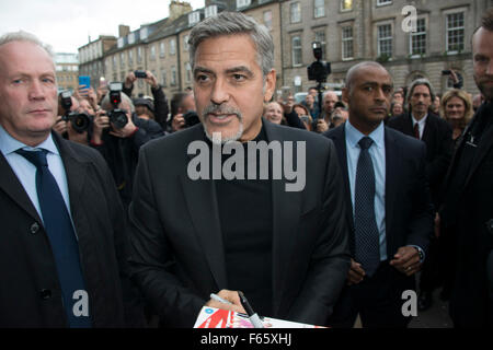 Edinburgh, UK. 12th November, 2015. Hollywood star George Clooney has visited a sandwich shop which helps homeless people during a visit to Edinburgh. The actor visited the Social Bite cafe, which donates all its profits to homeless people, leaving $1000 (about £650) at the cafe for the cause. He stayed at the cafe for around 15 minutes, and greeted the 200-strong crowd who were waiting outside.  Gowan at Tigerlily. Credit:  Andrew O'Brien/Alamy Live News Stock Photo