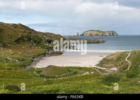 Replica Iron Age C6th-8thAD figure-of-eight house at head of Bosta beach, Great Bernera, Lewis, close to site of 1990s excavations of a group of three Stock Photo