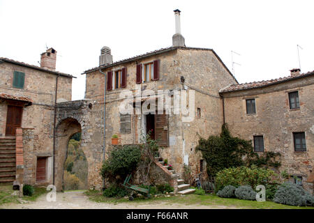 Castello di Tocchi - Rustic houses in Tuscany, early morning Stock Photo