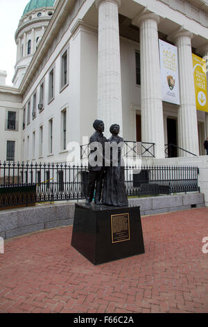 A sculpture memorializing Dred and Harriet Scott stands in front of the Old Courthouse, St. Louis, MO Stock Photo