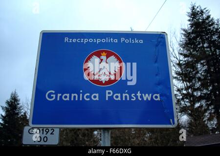 Poland/Slovakia, Muszynka 11th, Nov. 2015 Border between Poland and Slovakia near Polish village of Muszynka. Road signs display speed limits in both countries and show the place where ends one and begins second country. Credit:  Michal Fludra/Alamy Live News Stock Photo