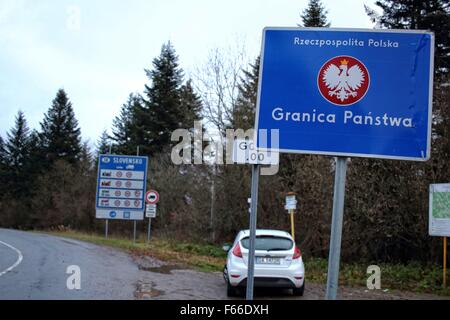 Poland/Slovakia, Muszynka 11th, Nov. 2015 Border between Poland and Slovakia near Polish village of Muszynka. Road signs display speed limits in both countries and show the place where ends one and begins second country. Credit:  Michal Fludra/Alamy Live News Stock Photo