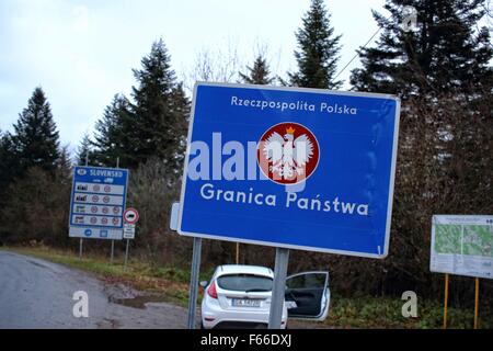 Poland/Slovakia, Muszynka 11th, Nov. 2015 Border between Poland and Slovakia near Polish village of Muszynka. Road signs display speed limits in both countries and show the place where ends one and begins second country. Credit:  Michal Fludra/Alamy Live News Stock Photo