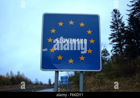 Poland/Slovakia, Muszynka 11th, Nov. 2015 Border between Poland and Slovakia near Polish village of Muszynka. Road signs display speed limits in both countries and show the place where ends one and begins second country. Credit:  Michal Fludra/Alamy Live News Stock Photo