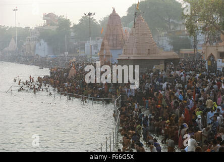 Bathing pilgrims thronging the ghats of the Shipra River at sunrise, Simhastha Kumbh Mela 2004, Ujjain, Madhya Pradesh, India Stock Photo