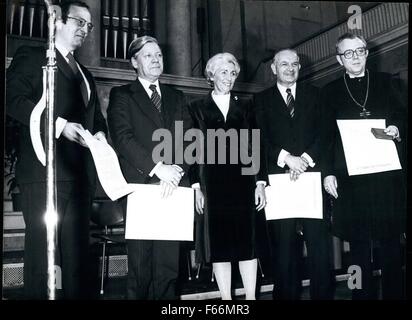 1978 - Theodor-Heuss-Price And Medal 1978 On Saturday 21st, 1978 in Munich the Federal Chancellor Helmut Schmidt got the Theodor-Heuss-price from the President of the Federal Republic Walter Scheel. Theodor-Heuss-medals got the Lord Mayor of Stuttgatt (FRG), Manfred Rommel, the French political expert, Alfred Grosser and the regional bishop of the Lutheran Church in Bavaria, Johannes Hanselmann. Helmut Schmidt got the price for his extraordinary model at the defence of the constitutional state against terror attacks. The Theodor Heuss- foundation (chariman: Mrs. Hildegard Hamm-Bruecher, Minist Stock Photo