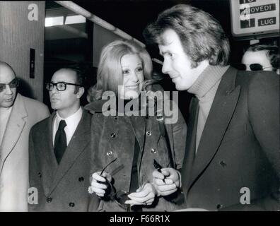 1972 - Swedish actress Susi Anderson seen after being interrogated by Rome magistrate investigating a drug scandal. She and 24 other persons, including jet set personalities, were named suspects in the case of the ''Number one'' night club, where drugs were allegedly found. Photo shows Susi Anderson and her lawyer. LePere (with glasses) circled by the newsmen. © Keystone Pictures USA/ZUMAPRESS.com/Alamy Live News Stock Photo