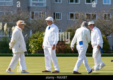 Men and women playing lawn bowls at Plymouth Hoe Bowling Club in Plymouth, Devon, England Stock Photo