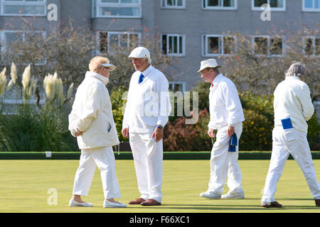 Men and women playing lawn bowls at Plymouth Hoe Bowling Club in Plymouth, Devon, England Stock Photo