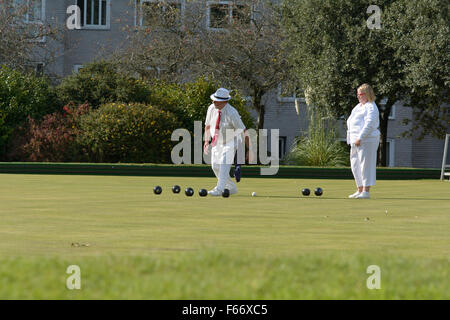 Men and women playing lawn bowls at Plymouth Hoe Bowling Club in Plymouth, Devon, England Stock Photo