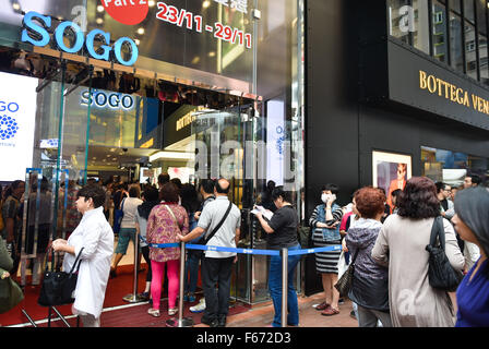 Hong Kong, China. 13th Nov, 2015. People queue to enter a shopping center in Hong Kong, south China, Nov. 13, 2015. The discount season in Hong Kong normally starts in mid-November and ends at the New Year's Day of next year. © Ng Wing Kin/Xinhua/Alamy Live News Stock Photo