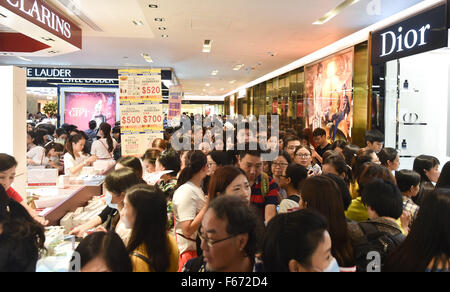 Hong Kong, China. 13th Nov, 2015. People swarm in a shopping center in Hong Kong, south China, Nov. 13, 2015. The discount season in Hong Kong normally starts in mid-November and ends at the New Year's Day of next year. © Ng Wing Kin/Xinhua/Alamy Live News Stock Photo