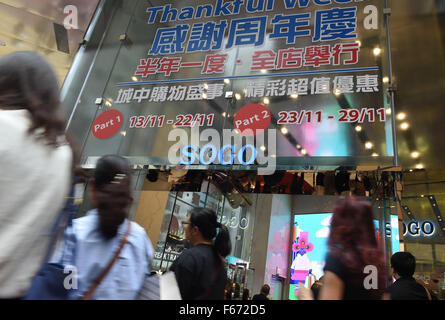 Hong Kong, China. 13th Nov, 2015. People enter a shopping center in Hong Kong, south China, Nov. 13, 2015. The discount season in Hong Kong normally starts in mid-November and ends at the New Year's Day of next year. © Ng Wing Kin/Xinhua/Alamy Live News Stock Photo
