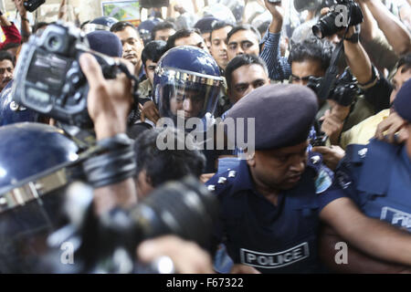 Narayanganj, Dhaka, Bangladesh. 13th Nov, 2015. The prime suspect in the murder of seven people on Apr 27, 2014, at Narayanganj, Noor Hossain (center), brought back home from India, taken to the court, Narayanganj, near Dhaka, Bangladesh, November 13, 2015. Narayanganj chief judicial magistrate Shahidul Islam ordered him to jail in 11 cases filed against him, as he was produced before the court. A former local Awami League leader, Hossain fled to India shortly after the abduction and murder of seven men, including former City councillor Nazrul Islam, on Apr 27, 2014. Nazrul Islam's in-law Stock Photo