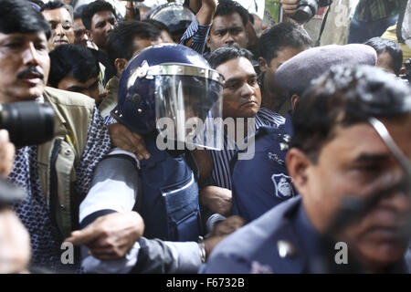 Narayanganj, Dhaka, Bangladesh. 13th Nov, 2015. The prime suspect in the murder of seven people on Apr 27, 2014, at Narayanganj, Noor Hossain (center), brought back home from India, taken to the court, Narayanganj, near Dhaka, Bangladesh, November 13, 2015. Narayanganj chief judicial magistrate Shahidul Islam ordered him to jail in 11 cases filed against him, as he was produced before the court. A former local Awami League leader, Hossain fled to India shortly after the abduction and murder of seven men, including former City councillor Nazrul Islam, on Apr 27, 2014. Nazrul Islam's in-law Stock Photo