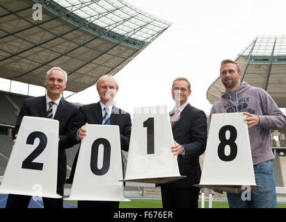 Berlin, Germany. 13th Nov, 2015. The manager of BEM 2018 GmbH, Frank Kowalski (L-R), the president of the German Athletics Association, Clemens Prokop, Berlin's Governing Mayor Michael Mueller (SPD) and Olympic champion in discus throwing, Robert Harting, pose with athletics equipment after a press conference on the 2018 European Athletics Championships in Berlin, Germany, 13 November 2015. The European Championship is planned to take place between 07 August until 12 August 2018. Photo: Soeren Stache/dpa/Alamy Live News Stock Photo