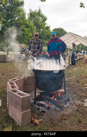 Men simmering apples to make apple butter at Graves' Mountain Apple Harvest Festival, Virginia, USA Stock Photo
