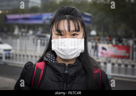 Beijing, China. 12th Nov, 2015. Beijing has experienced five days of poor air quality partly caused by heating systems being turned on and it will continue into next week. For ordinary people, having a mask on their face is the only way to propect their health. Credit:  Jiwei Han/ZUMA Wire/Alamy Live News Stock Photo