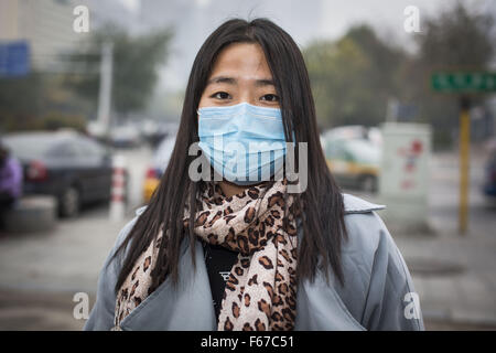 Beijing, China. 12th Nov, 2015. Beijing has experienced five days of poor air quality partly caused by heating systems being turned on and it will continue into next week. For ordinary people, having a mask on their face is the only way to propect their health. Credit:  Jiwei Han/ZUMA Wire/Alamy Live News Stock Photo
