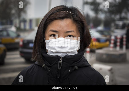 Beijing, China. 12th Nov, 2015. Beijing has experienced five days of poor air quality partly caused by heating systems being turned on and it will continue into next week. For ordinary people, having a mask on their face is the only way to propect their health. Credit:  Jiwei Han/ZUMA Wire/Alamy Live News Stock Photo
